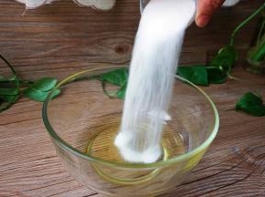 玉米油加入细砂糖搅匀