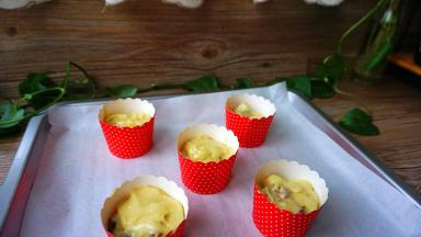 震动几下，震出气泡，烤箱180度提前预热五分钟，烤二十分钟