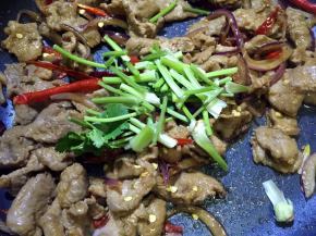 放入香菜梗翻炒均匀即可