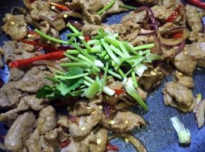 放入香菜梗翻炒均匀即可