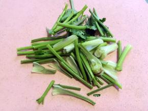 香菜梗切段