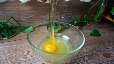 打入一个全蛋搅拌均匀