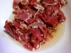 羊肉片加入适量花椒水