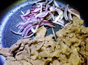 肉片变色后放入紫洋葱翻炒