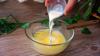 加入牛奶，全部搅拌融合