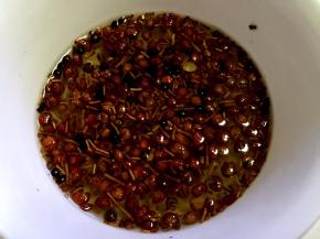 提前将花椒泡水5-6个小时