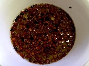 提前将花椒泡水5-6个小时