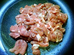 锅内放油烧热，放入羊肉片翻炒片刻