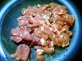 锅内放油烧热，放入羊肉片翻炒片刻