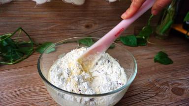 将粉类与奶、油糊翻拌均匀