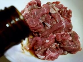 倒入料酒