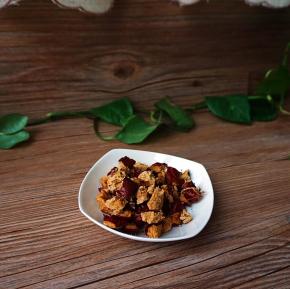 红枣用厨房剪刀剪成小丁