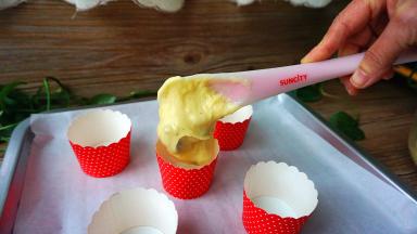 将松糕糊均匀的加入模具至七八分满