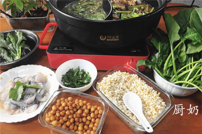 鱼片油茶土鸡双色火锅