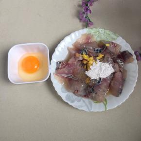 罗非鱼鱼肉切连刀成鱼片，加入半个蛋清，生粉和盐，姜末腌制十分钟。