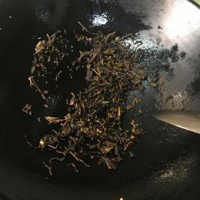 茶叶用干锅炒香冒烟样。