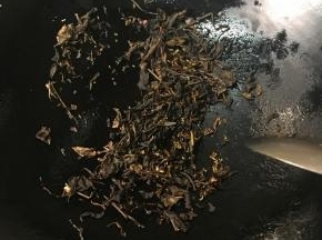 茶叶用干锅炒香冒烟样。