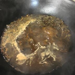 加入足够的清水，盖上盖子煮开后再煮5分钟，既成了油茶水。