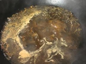 加入足够的清水，盖上盖子煮开后再煮5分钟，既成了油茶水。