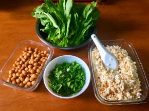 筒蒿洗净，葱香菜洗净切成细，油果和阴米都盛碗里。