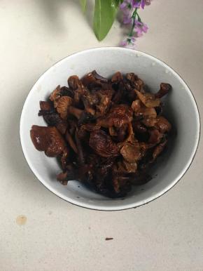 榛茹提前用清水泡一小时，控干水份。