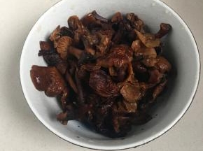榛茹提前用清水泡一小时，控干水份。