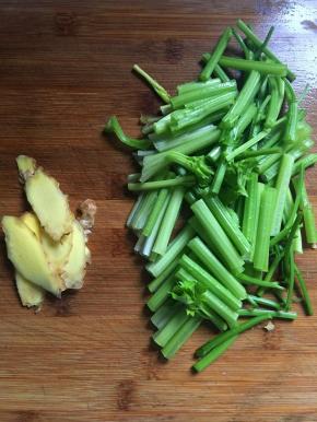 芹菜去叶洗净切成段，老姜洗净切成片。