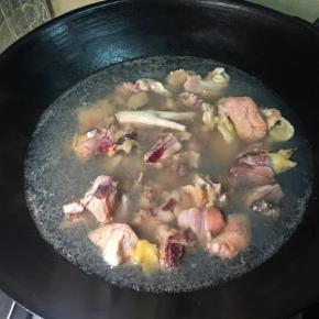 水烧开把鸡肉焯水。