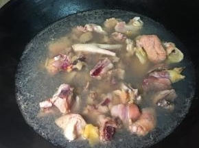 水烧开把鸡肉焯水。