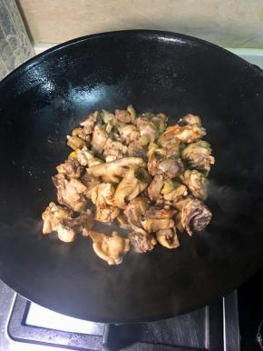 锅里放油烧热，加入姜片爆炒出香味，倒入焯过水的鸡肉，加入盐，生抽，老抽，黄酒炒匀，盖上盖子用小火焖煮5分钟入味。