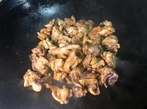 锅里放油烧热，加入姜片爆炒出香味，倒入焯过水的鸡肉，加入盐，生抽，老抽，黄酒炒匀，盖上盖子用小火焖煮5分钟入味。
