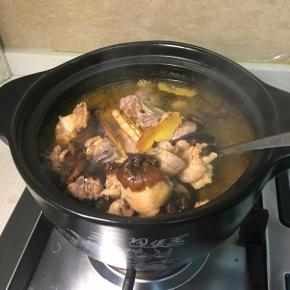 把炒好的鸡肉倒入砂锅里，加入足够的清水和榛茹，大火烧开转小火，盖上盖子煮20分钟。