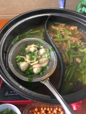 捞起鱼片盛入锅里。