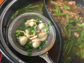 捞起鱼片盛入锅里。