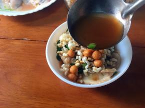 加入阴水油果，最后加入茶水，一碗香气扑鼻的鱼片油茶即可享用了。