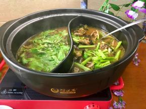 把芹菜加入鸡肉锅里，油茶锅里加入鱼片，稍煮一会，再加入茼蒿菜和香菜和葱花。