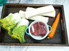 年糕3根（每年这个时候，婆婆都会做好多的年糕，每个子女回家，都会给一大包，老家自己做的，就是有嚼劲）黄芽菜菜芯2颗，还有胡萝卜一根，牛肉200克