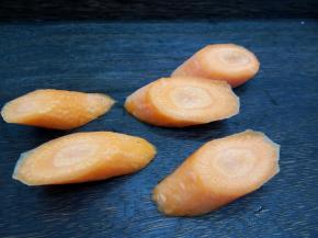 胡萝卜削皮，斜刀切块，