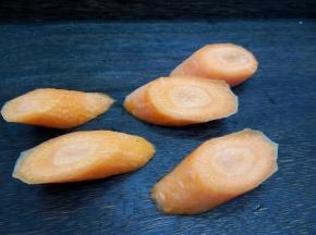 胡萝卜削皮，斜刀切块，