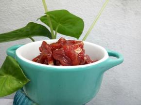 牛肉切丝，加点生抽，蚝油，淀粉，抓匀，腌制10分钟