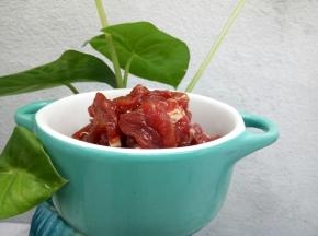 牛肉切丝，加点生抽，蚝油，淀粉，抓匀，腌制10分钟