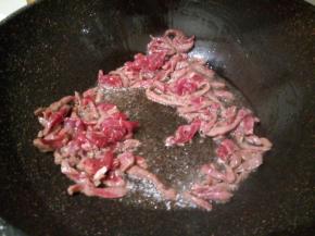 热锅热油，下牛肉丝翻炒