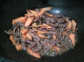 炒到肉丝变色，加胡萝卜翻炒