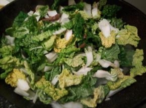 再加黄芽菜翻炒