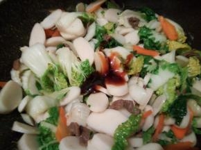 加蚝油，生抽，翻炒均匀，最后加点味精，拌均匀就可以了