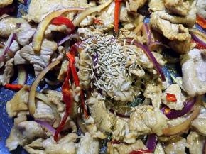 放入孜然粒翻炒