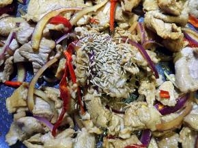 放入孜然粒翻炒