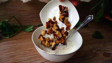 加入红枣颗粒拌匀