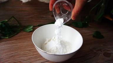 泡打粉与面粉拌匀