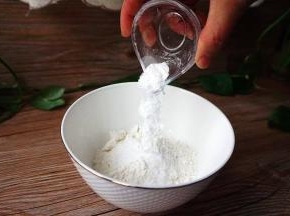 泡打粉与面粉拌匀
